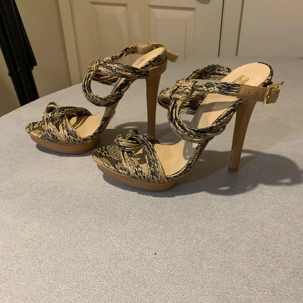 NWOB Victoria’s Secret Tan/Black Snakeprint Platform High Sandals sz 8.5 B
